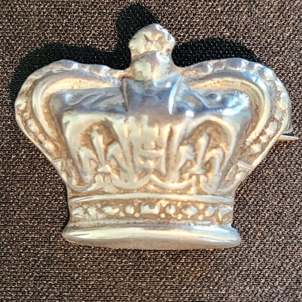 RARE! Vintage from before 1700 SILVER CROWN w/ Fleur De Lis Emboss Pin/brooch
